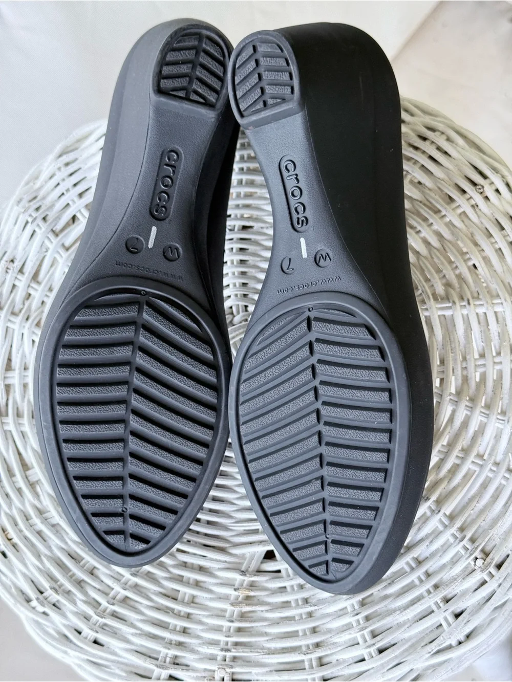 Crocs Lina Black Wedge Pumps Women 7 Comfort Work Shoes Slip On Round Toe Closed